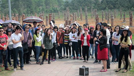 Tình nguyện viên thực địa tại Làng Văn hóa - Du lịch các dân tộc Việt Nam.